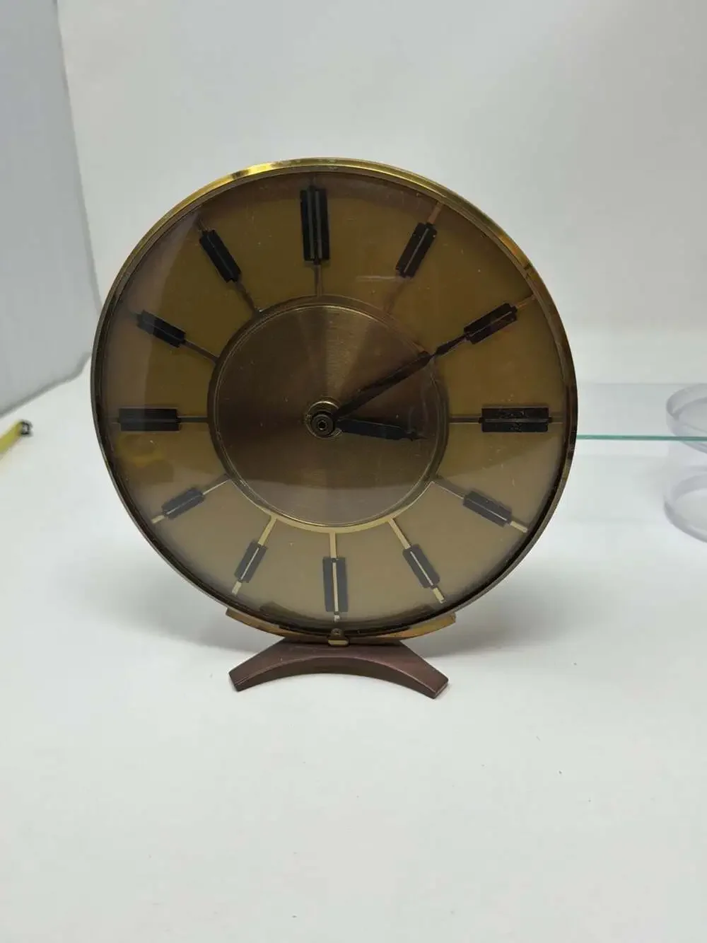 Kienzle Quartz Desk Clock with Round Gold Face and Stand